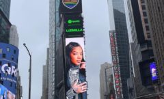 Ludmilla aparece em anúncio no telão da Times Square, em Nova York