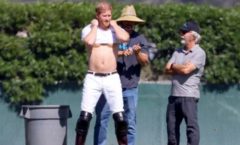 Príncipe Harry fica sem camisa durante partida esportiva nos EUA